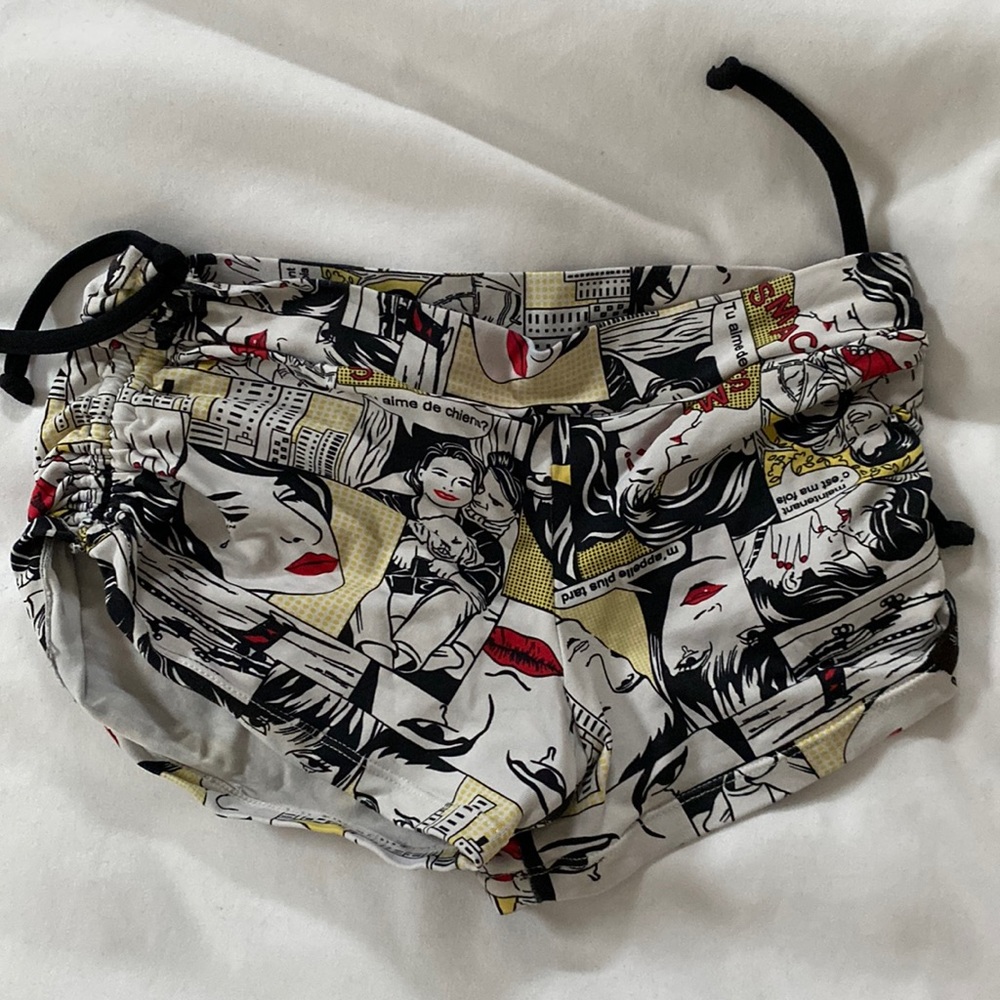 Yogabela coming print 2 medium hot yoga shorts